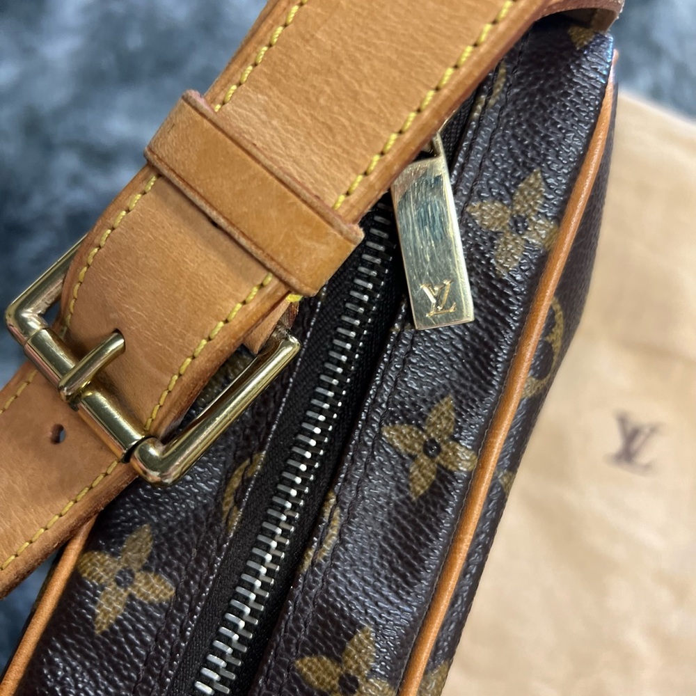 🔥SALE🔥LOUIS VUITTON CROISSANT. Excellent condition. Original dust bag. - Picture 7 of 12